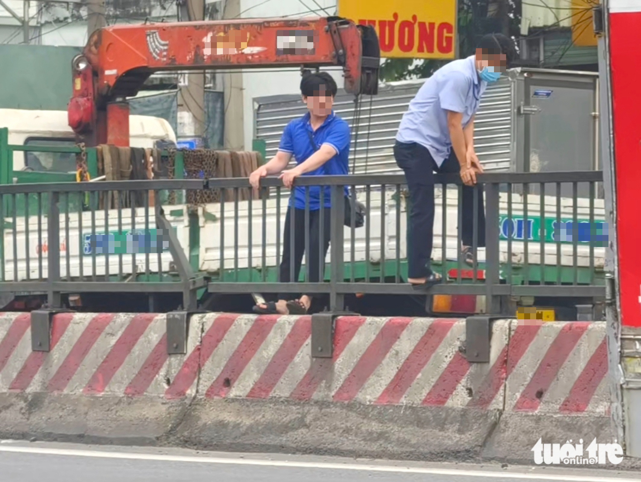 那些轻视生命的人在横穿1号国道后爬上隔离带‘以求更快’